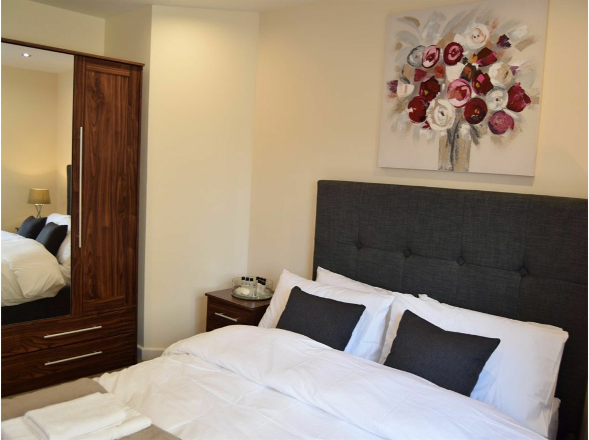Morland Apartments - Ромфорд Екстериор снимка